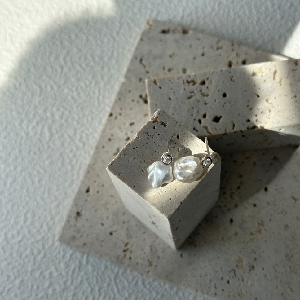 683-Round-diamond-Keshi-natural-pearl-stud-earrings-1